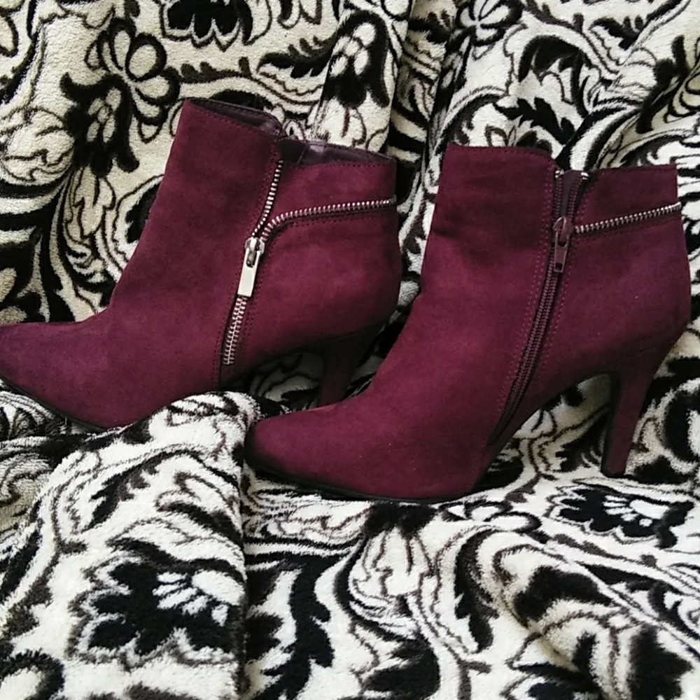 Suede wine color Ankle boots with silver zipper